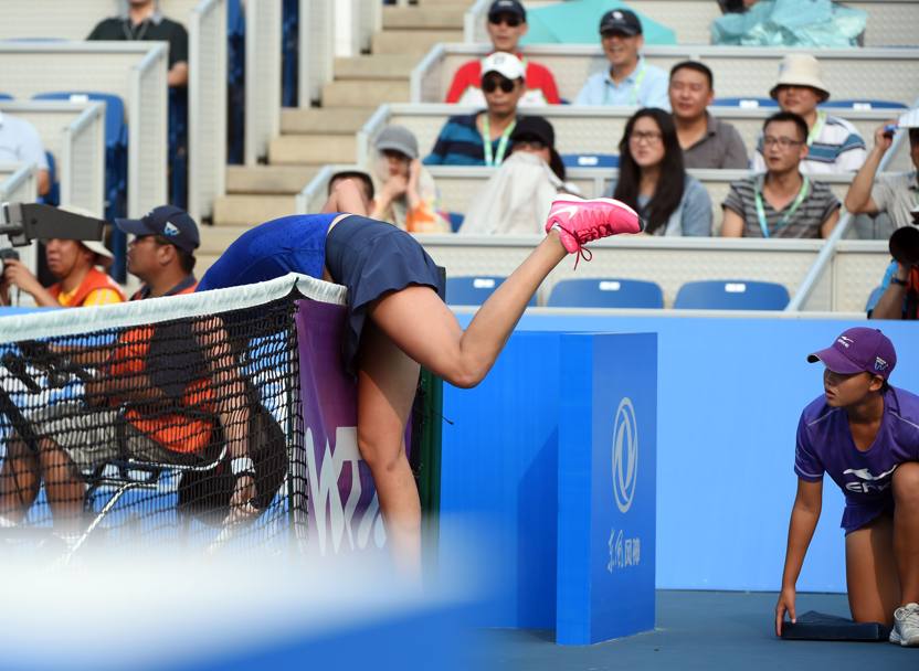 Ooops! Petra Kvitova finisce in rete durante il torneo di Wuhan, in Cina (Afp)